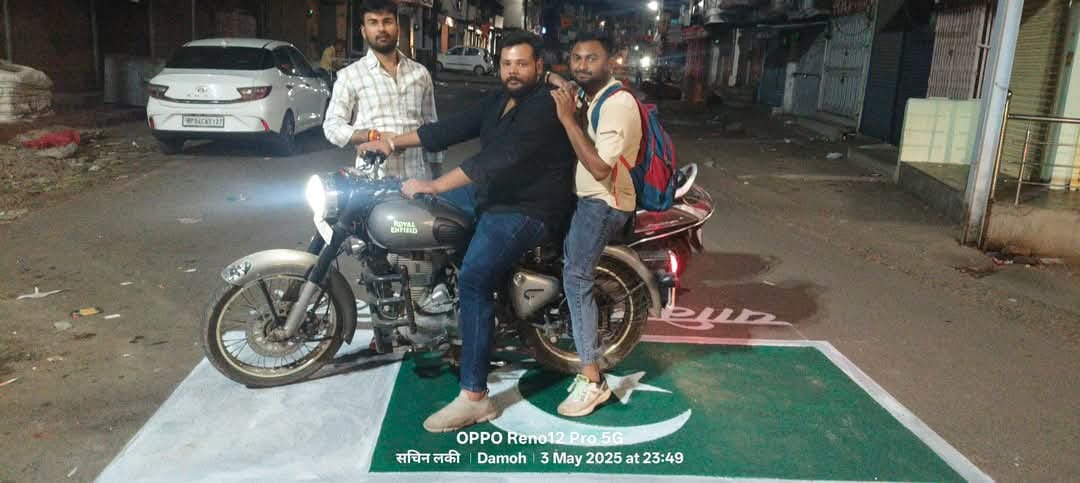 दमोह में आतंक के खिलाफ लगातार जनआक्रोश, घण्टाघर पर युवाओं ने सड़क पर बनाया पाकिस्तान का झंडा, की कड़ी कार्रवाई की मांग